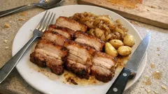 Poitrine de porc au four, oignons fondants et ail confit : la cuisson douce qui change tout