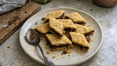 Rfiss à la semoule grillée et aux dattes : un dessert fondant, facile à découper