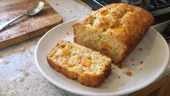 Cake aux pêches bien mûres : moelleux, simple et parfait pour le goûter