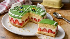 Gâteau d’anniversaire terrain de foot : génoise moelleuse, mousseline vanille et fraises