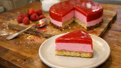 Bavarois framboise sur fondant aux amandes, miroir fraise : l’entremets à préparer la veille