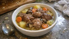 Joues de porc mijotées au vin blanc, champignons et carottes : la viande devient fondante