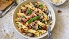 Pennes crémeuses au bacon et champignons : une sauce onctueuse prête en un rien de temps