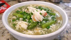 Soupe vietnamienne asperges-crabe : un bouillon soyeux aux filaments d’œufs