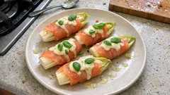 Endives au saumon fumé et crème citronnée : une entrée chaude simple et élégante