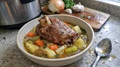 Jarret de porc en cocotte-minute : tendre en 50 min, avec légumes fondants au bouillon