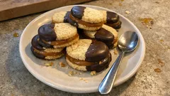 Petits fours caramel-chocolat : des sablés fondants à la confiture de lait maison