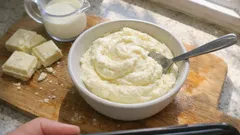 Mousse au chocolat blanc sans œufs : ultra crémeuse avec seulement 2 ingrédients