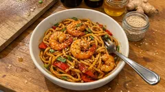 Nouilles sautées aux crevettes et sésame : la sauce soja-huître-miel qui change tout