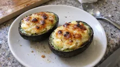 Gratin d’avocat au fromage : une entrée chaude, crémeuse et dorée au four