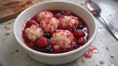 Grands-pères aux framboises à l’ancienne : le dessert tout doux qui mijote en une casserole