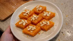 Kesari à la casserole : le gâteau de semoule indien au safran et à la cardamome