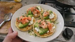 Blinis saumon fumé–avocat : l’apéro chic sans cuisson, prêt en 10 minutes