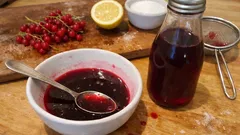 Sirop de groseilles maison : cuisson courte pour une couleur rubis et un goût intense