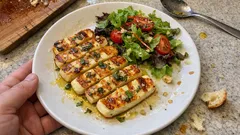 Halloumi grillé au basilic et à l’ail : doré en 3 minutes, parfait avec une salade