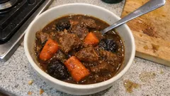 Ragoût de bœuf à la bière, carottes et pruneaux : fondant et parfumé