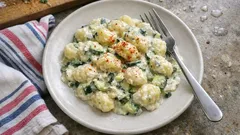 Gnocchis à la sauce courgette-chèvre : crémeux, prêt en quelques minutes