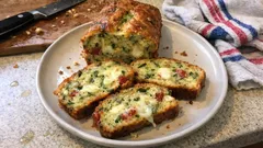 Cake salé courgettes, tomates séchées et mozzarella : moelleux même froid