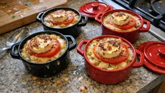 Mini-cocottes gratinées au saumon fumé : pommes de terre fondantes, crème moutarde et chèvre