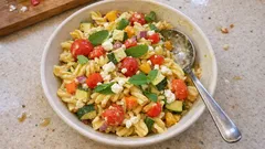 Salade de pâtes au curry, crème et feta : fraîche, crémeuse et prête à l’avance