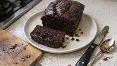 Cake fondant au chocolat noir : la recette au yaourt qui reste moelleuse même le lendemain