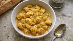 Filet de poulet au curry crémeux : une sauce onctueuse prête en moins de 30 minutes
