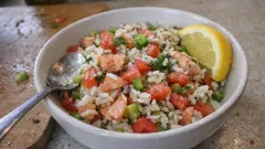 Salade de riz froide au saumon fumé : fraîche, légère et prête à l’avance