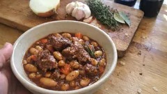 Ragoût d’agneau aux haricots blancs : le mijoté en cocotte qui réchauffe