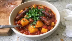 Tajine de pommes de terre aux merguez : fondant, épicé et prêt en une cocotte