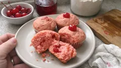 Muffins aux cerises au marasquin : moelleux, rosés et prêts en 20 minutes