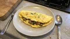 Omelette aux mousserons moelleuse : cuisson courte et pointe de piment d’Espelette