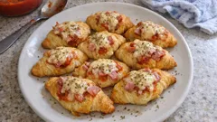 Mini croissants apéro façon pizza : jambon, tomate et fromage en 20 minutes