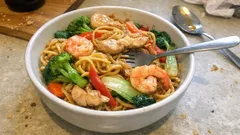 Chow mein à la cantonaise maison : nouilles sautées, poulet et crevettes en 20 min