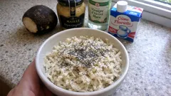 Salade de radis noir râpé à la moutarde : croquante, douce et prête en 10 minutes