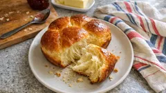 Brioche maison dorée et moelleuse : la méthode avec pousse au froid pour une mie filante