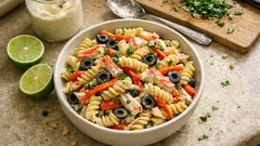 Salade de pâtes au surimi : la sauce yaourt-citron vert qui la rend bien crémeuse