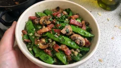 Pois mange-tout à la paysanne : la poêlée croquante aux lardons et champignons