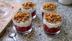 Verrines framboises, petits-suisses et spéculoos : dessert frais sans cuisson