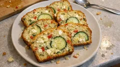Cake salé courgette, poivron rouge et feta : moelleux, facile et parfait à emporter