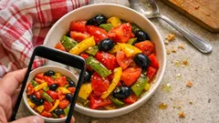 Salade de poivrons, tomates et olives : le petit blanchiment qui change tout