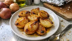 Oignons jaunes au four, fondants et caramélisés : le filet d’huile d’olive qui change tout