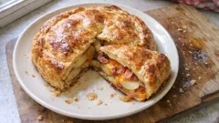 Tourte paysanne pommes de terre, lardons et mimolette : croustillante, fondante