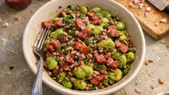 Salade de fèves aux lardons : croquante, nourrissante et facile à préparer à l’avance