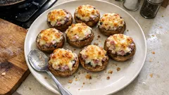 Champignons farcis au jambon et au gruyère : la recette facile qui gratine bien