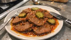 Langue de bœuf sauce tomate et cornichons : une cuisson longue pour une viande fondante