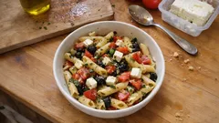 Salade de pâtes tomate, feta et olives : la recette fraîche qui se prépare à l’avance