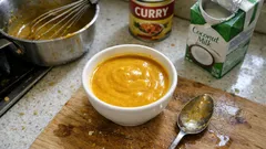 Sauce curry au lait de coco : crémeuse, prête en 10 minutes, parfaite avec riz ou légumes