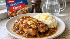 Côtelettes de porc à la soupe à l’oignon au four : moelleuses et inratables